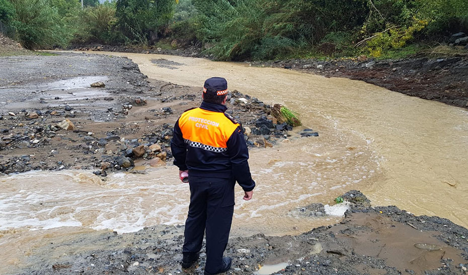 Voluntario de Protección Civil de Carratraca revisa el estado del terreno tras las lluvias.